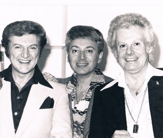 ERIC-ZEE, LIBERACE AND DANNY LA RUE BACKSTAGE AT THE ADELPHI THEATRE.