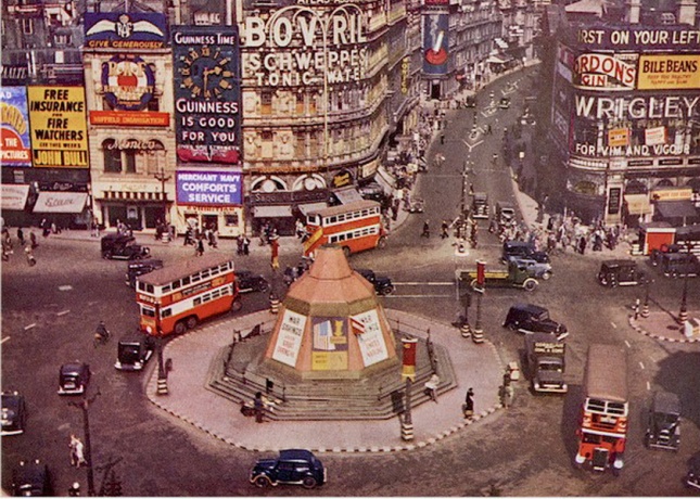 PICCADILLY CIRCUS DURING WORLD WAR 11 PRINT